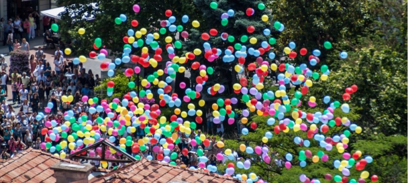 Ballonger hotar livet i haven